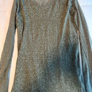 Lululemon Athletica Gray Fitted Long Sleeve Blouse